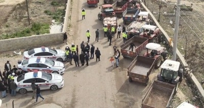 Jandarma 85 trakt&ouml;r s&uuml;r&uuml;c&uuml;s&uuml;ne eğitim vererek reflekt&ouml;r dağıttı