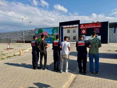 Jandarma &ccedil;eşitli su&ccedil;lardan aranan 34 kişiyi yakaladı
