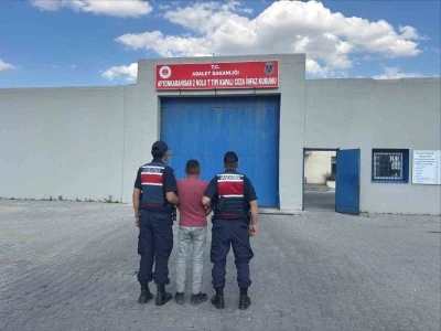 Jandarma &ccedil;eşitli su&ccedil;lardan aranan 35 kişiyi yakaladı
