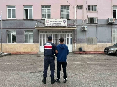 Jandarma &ccedil;eşitli su&ccedil;lardan aranan 40 kişiyi yakaladı
