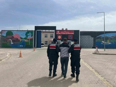 Jandarma &ccedil;eşitli su&ccedil;lardan aranan 45 kişiyi yakaladı
