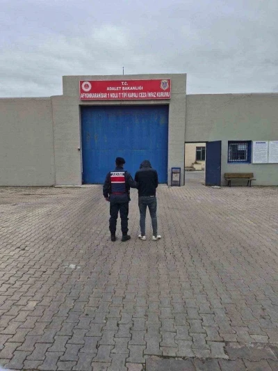 Jandarma &ccedil;eşitli su&ccedil;lardan aranan 46 kişiyi yakaladı
