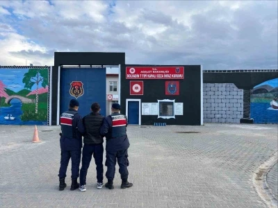 Jandarma &ccedil;eşitli su&ccedil;lardan aranan 55 kişiyi yakaladı
