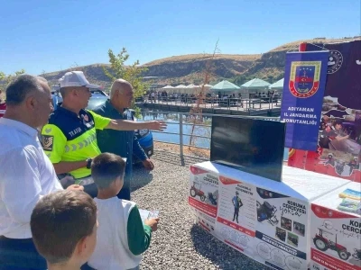 Jandarma ekipleri, trafik bilgilendirme standı açtı
