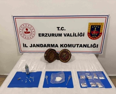 Jandarma Erzurum&rsquo;da ceylan derisi &uuml;zerine yazılmış altın işlemeli Tevrat yakaladı
