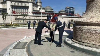 Jandarma Genel Komutanlığı&rsquo;nın 187&rsquo;nci kuruluş yıl d&ouml;n&uuml;m&uuml;nde Taksim Cumhuriyet Anıtı&rsquo;na &ccedil;elenk bırakıldı

