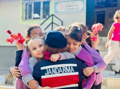Jandarma kız çocuklarını unutmadı
