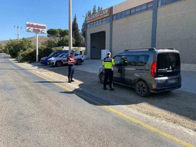 Jandarma Köşk-Ödemiş yolunda denetimleri sıklaştırdı
