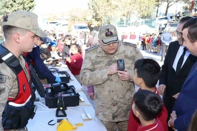 Jandarma, &ouml;ğrencilere yerli savunma sanayiyi anlattı
