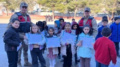 Jandarma, &ouml;ğrencilerin karne heyecanına ortak oldu