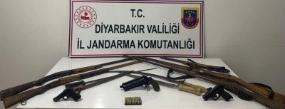 Jandarma operasyonunda &ccedil;ok sayıda silah ve ka&ccedil;ak malzeme ele ge&ccedil;irildi