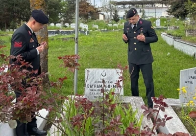 Jandarma şehit G&ouml;kmen&rsquo;i kabri başında andı
