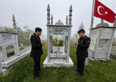 Jandarma şehit &Ouml;zata kabri başında anıldı
