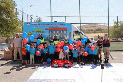 Jandarmadan 170 öğrenciye teorik ve pratik trafik eğitimi