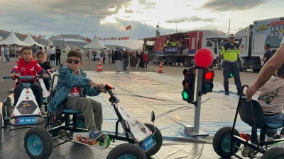 Jandarmadan çocuk ve gençlere uygulamalı trafik eğitimi
