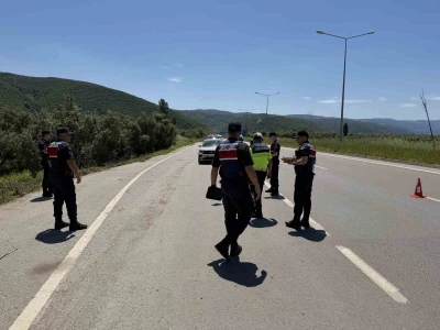 Jandarmadan durdurduğu s&uuml;r&uuml;c&uuml;lere ceza yerine &ccedil;ikolata
