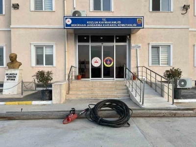 Jandarmadan kablo hırsızlarına su&ccedil;&uuml;st&uuml;: 3 g&ouml;zaltı
