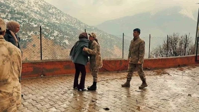 Jandarmadan minik y&uuml;reklere anlamlı ziyaret
