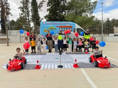 Jandarmadan mobil trafik aracı ile 118 öğrenciye trafik eğitimi
