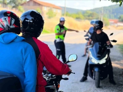 Jandarmadan motosiklet s&uuml;r&uuml;c&uuml;lerine g&uuml;venli s&uuml;r&uuml;ş eğitimi

