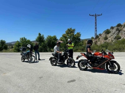 Jandarmadan motosiklet s&uuml;r&uuml;c&uuml;lerine hayati uyarılar
