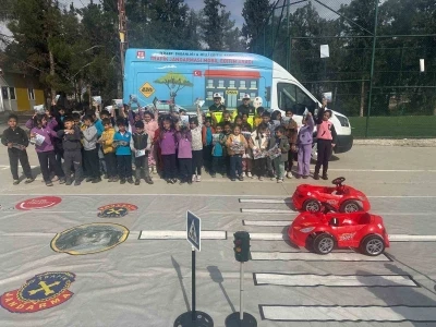 Jandarmadan &ouml;ğrencilere g&uuml;venli trafik eğitimi
