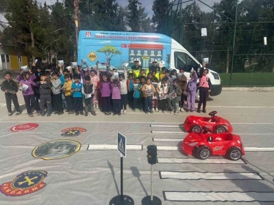 Jandarmadan &ouml;ğrencilere g&uuml;venli trafik eğitimi