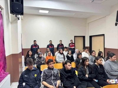 Jandarmadan &ouml;ğretmen ve &ouml;ğrencilere g&uuml;venli internet eğitimi
