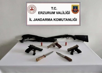 Jandarmadan operasyon: 2 şahıs ve &ccedil;ok sayıda silah yakalandı
