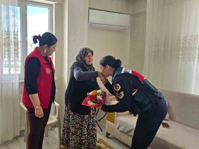 Jandarmadan şehit annelerine anneler g&uuml;n&uuml;nde anlamlı ziyaret