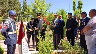 Jandarmanın 187&rsquo;nci kuruluş yıl d&ouml;n&uuml;m&uuml;nde şehitlik ziyaret edildi
