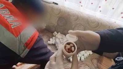 Jandarmanın adım adım takip ettiği uyuşturucu tacirinin evine operasyon: Binlerce hap ele geçirildi
