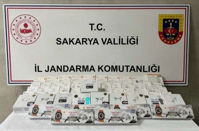 Jandarmanın durdurduğu araçtan adeta kaçak elektronik fabrikası çıktı
