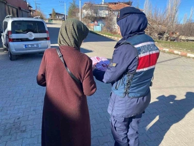 Jandarmanın kadına şiddetle m&uuml;cadele etkinlikleri s&uuml;r&uuml;yor
