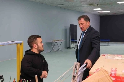 Kabakcı, T&uuml;rkiye&rsquo;de tek olan antrenman salonunu inceledi
