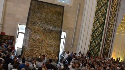 Kabe'nin kapı &ouml;rt&uuml;s&uuml; Millet Cami ve K&uuml;lliyesi&rsquo;nde sergileniyor