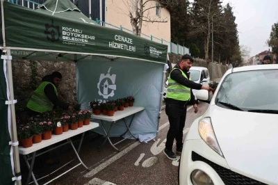 Kabir ziyaretlerinde vatandaşlara &uuml;cretsiz &ccedil;i&ccedil;ek ve ulaşım kolaylığı
