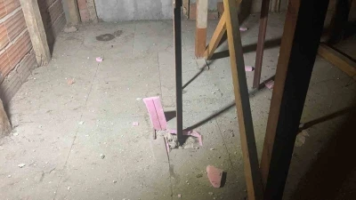 Kabus gibi gece: Yıldırım 4 katlı binanın çatısına düştü, mahalleli sokağa döküldü
