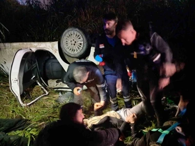 Kaçak göçmen taşıyan otomobil Asi Nehri’ne uçtu: 9 yaralı
