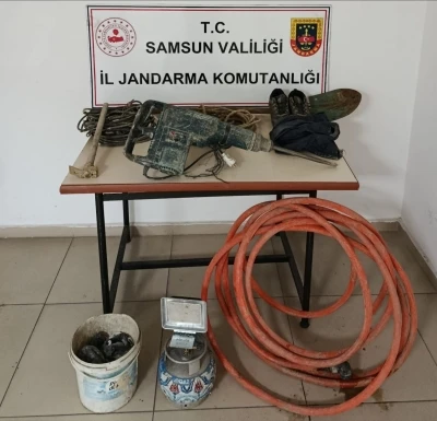 Ka&ccedil;ak kazı yapan 3 kişi jandarmaya su&ccedil;&uuml;st&uuml; yakalandı
