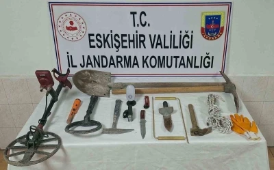 Ka&ccedil;ak kazı yapan 3 ş&uuml;pheli su&ccedil;&uuml;st&uuml; yakalandı
