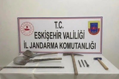 Ka&ccedil;ak kazı yapan 3 ş&uuml;pheli su&ccedil;&uuml;st&uuml; yakalandı
