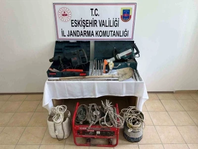Kaçak kazı yaparken suçüstü yakalandılar
