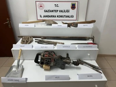 Ka&ccedil;ak Kazıya Jandarma Baskını: 4 Ş&uuml;pheli Su&ccedil;&uuml;st&uuml; Yakalandı