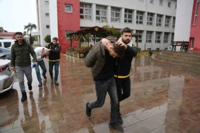 Ka&ccedil;ak sigara g&ouml;ndermek isterken kargo şubesi m&uuml;d&uuml;r&uuml;n&uuml; &ouml;ld&uuml;ren ş&uuml;pheli tutuklandı
