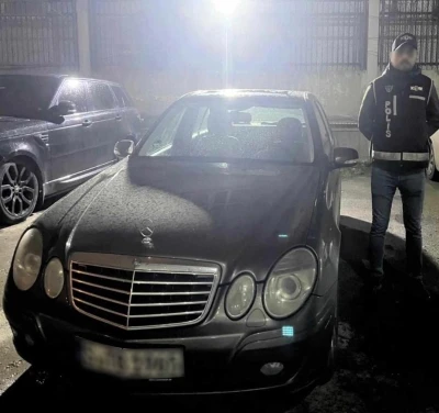 Ka&ccedil;ak&ccedil;ılık polisi, 11 ka&ccedil;ak l&uuml;ks otomobile el koydu
