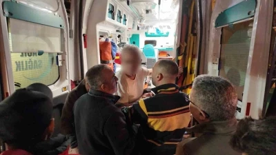 Kadık&ouml;y&rsquo;de alkoll&uuml; şahıs ekipleri uğraştırdı: "Ben iyiyim" diyerek tedaviyi reddetti
