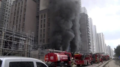 Kadıköy’de bir inşaatta çıkan yangının söndürme çalışmaları devam ediyor
