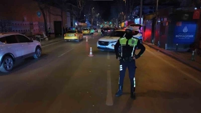 Kadık&ouml;y&rsquo;de denetimler s&uuml;r&uuml;yor: 50 ara&ccedil; men edildi
