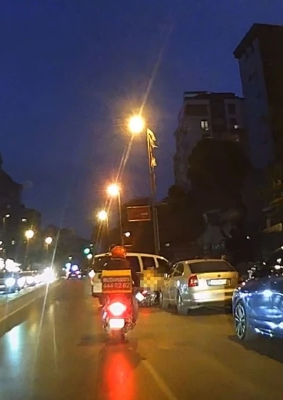 Kadıköy’de hafif ticari araç motosiklete çarptı: Kaza anı kamerada
